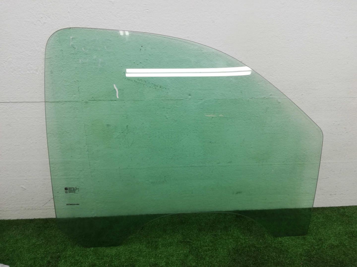 Стекло двери передней правой