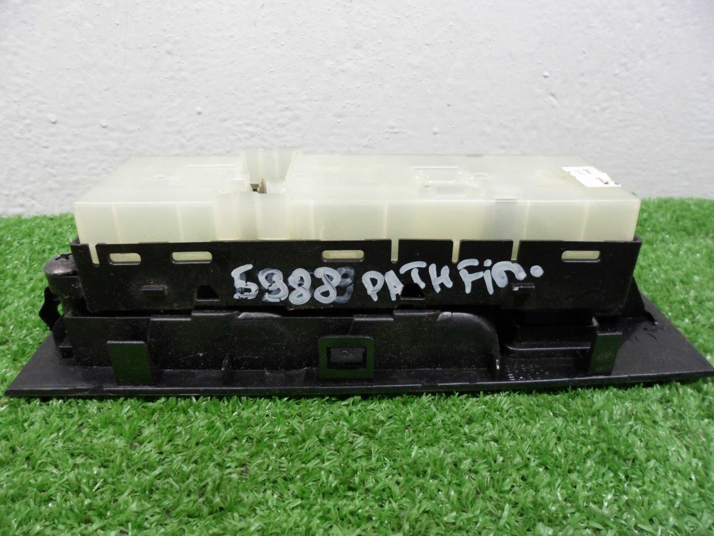 Кнопка стеклоподъемника