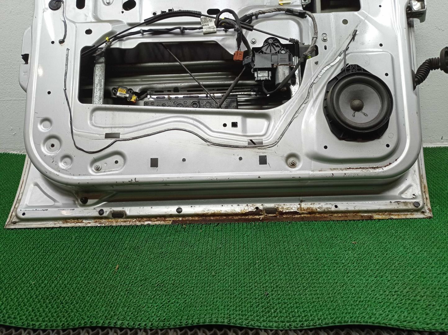 Замок двери передней левой