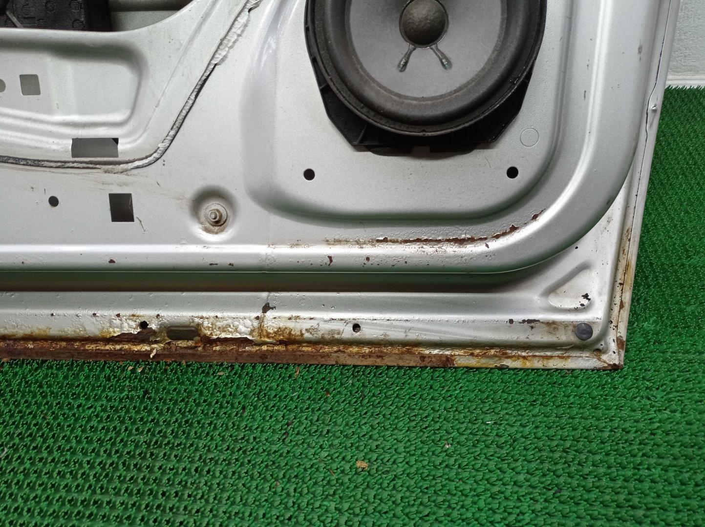 Замок двери передней левой