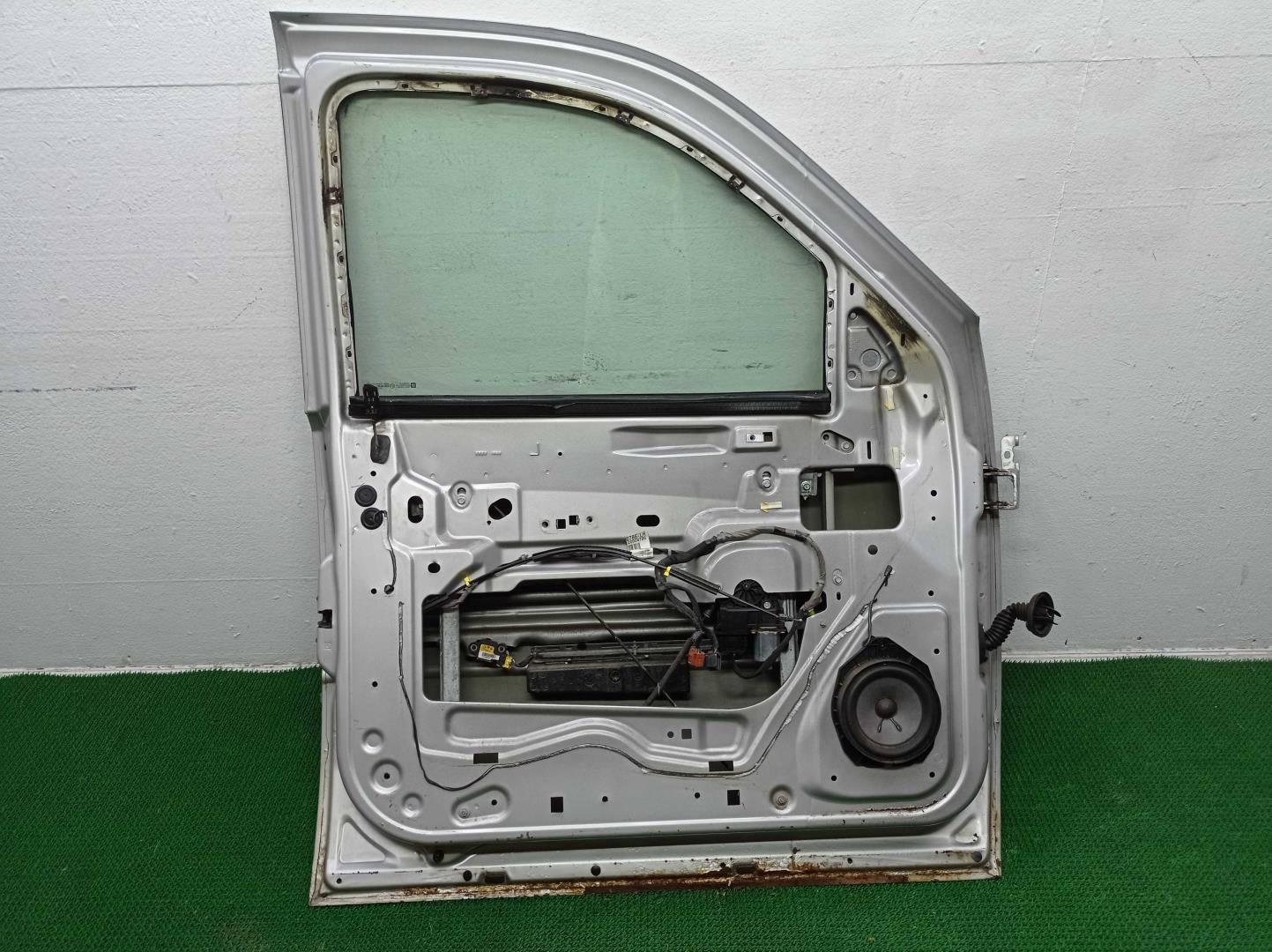 Замок двери передней левой