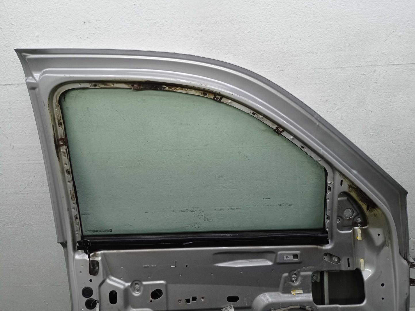 Замок двери передней левой