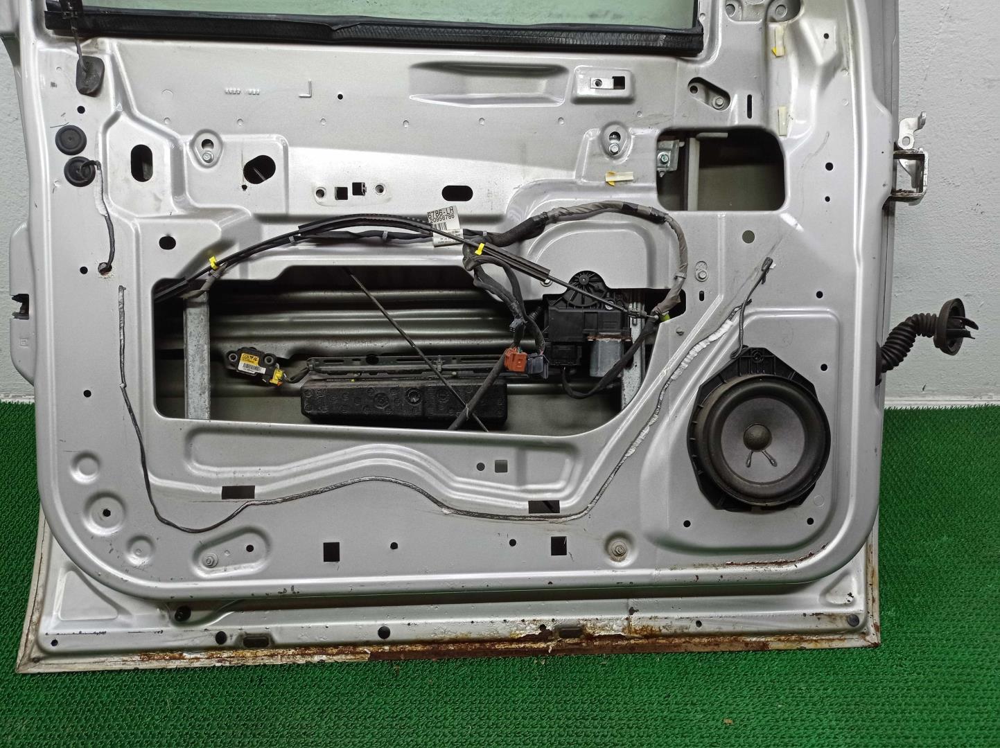 Замок двери передней левой