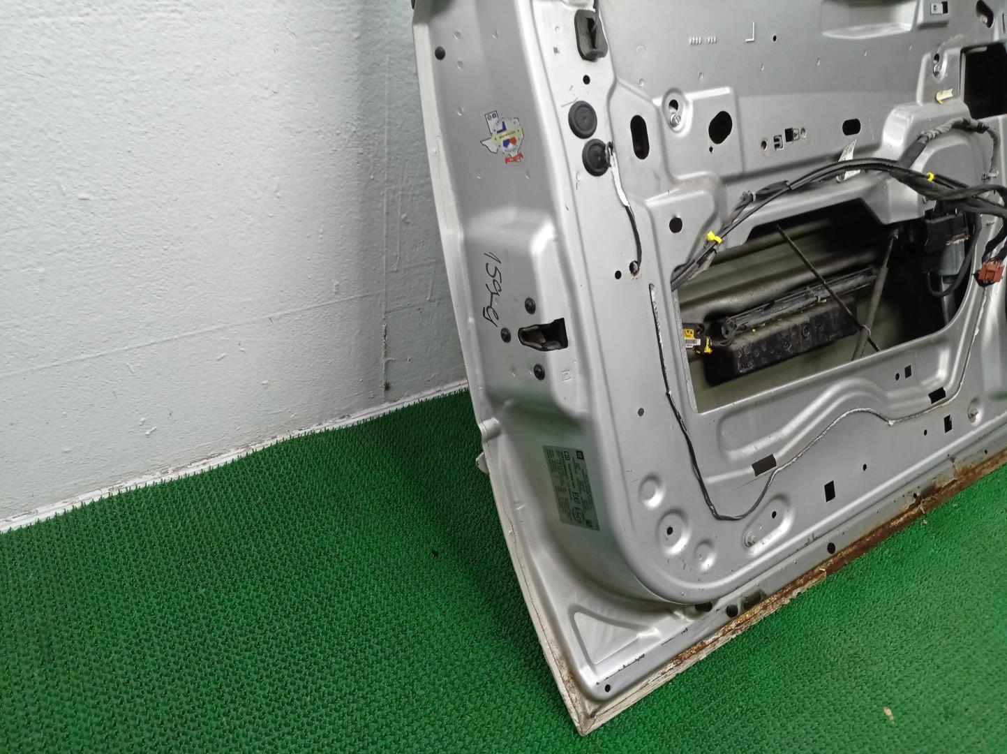 Замок двери передней левой