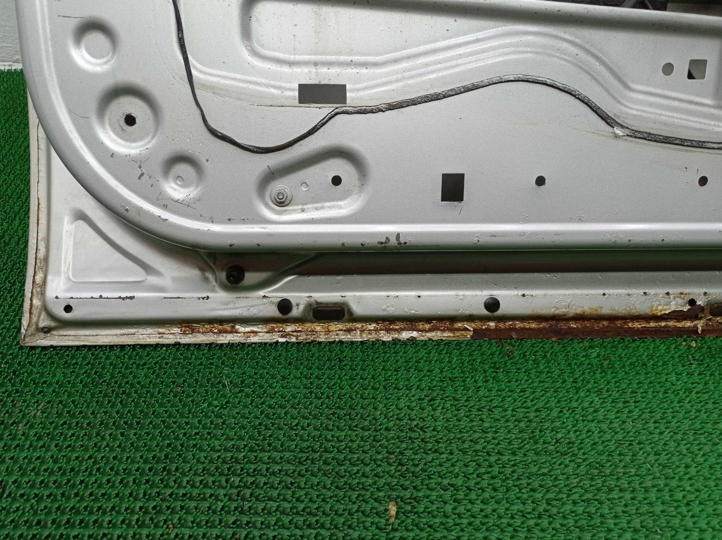 Замок двери передней левой