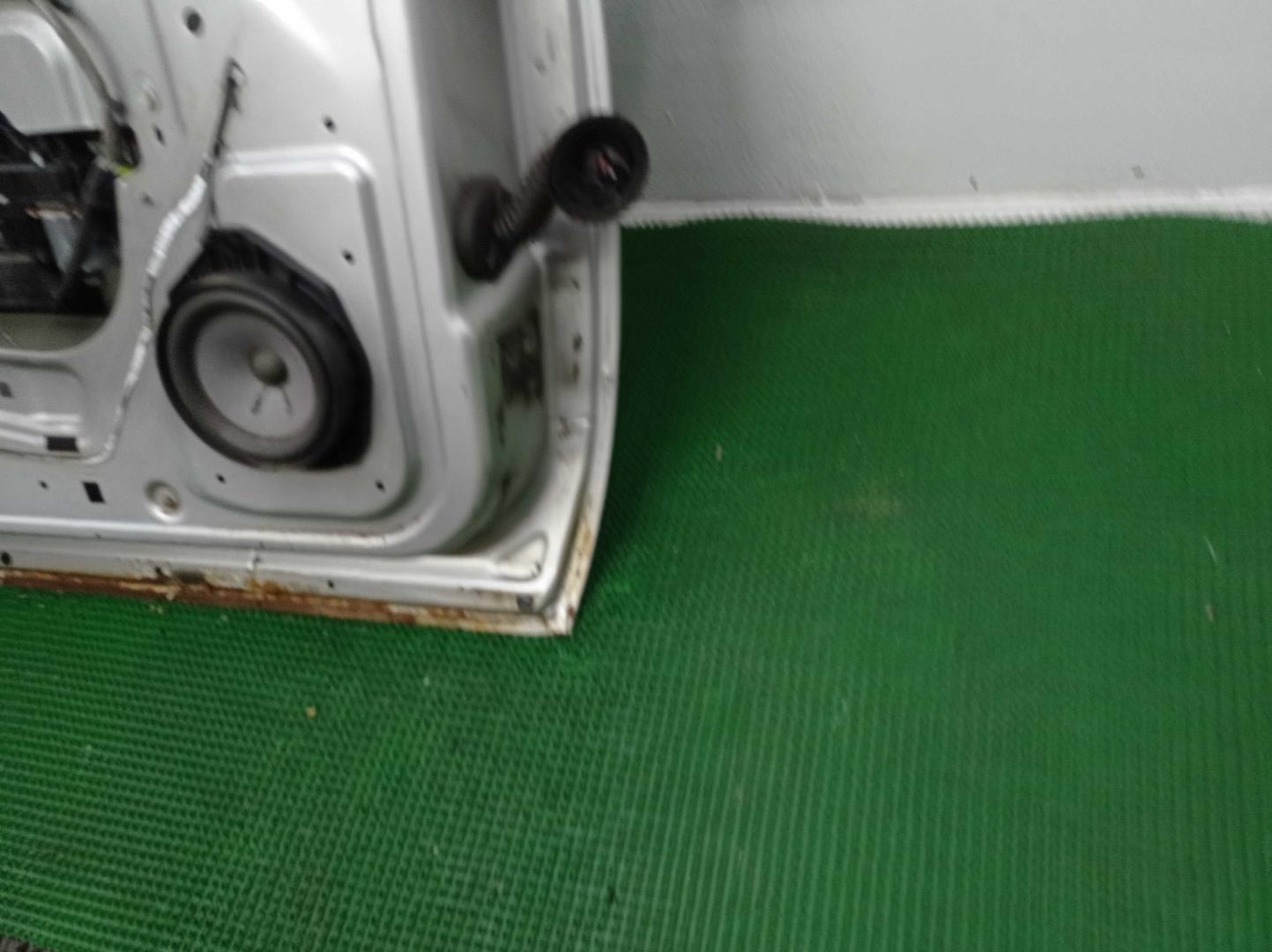 Замок двери передней левой