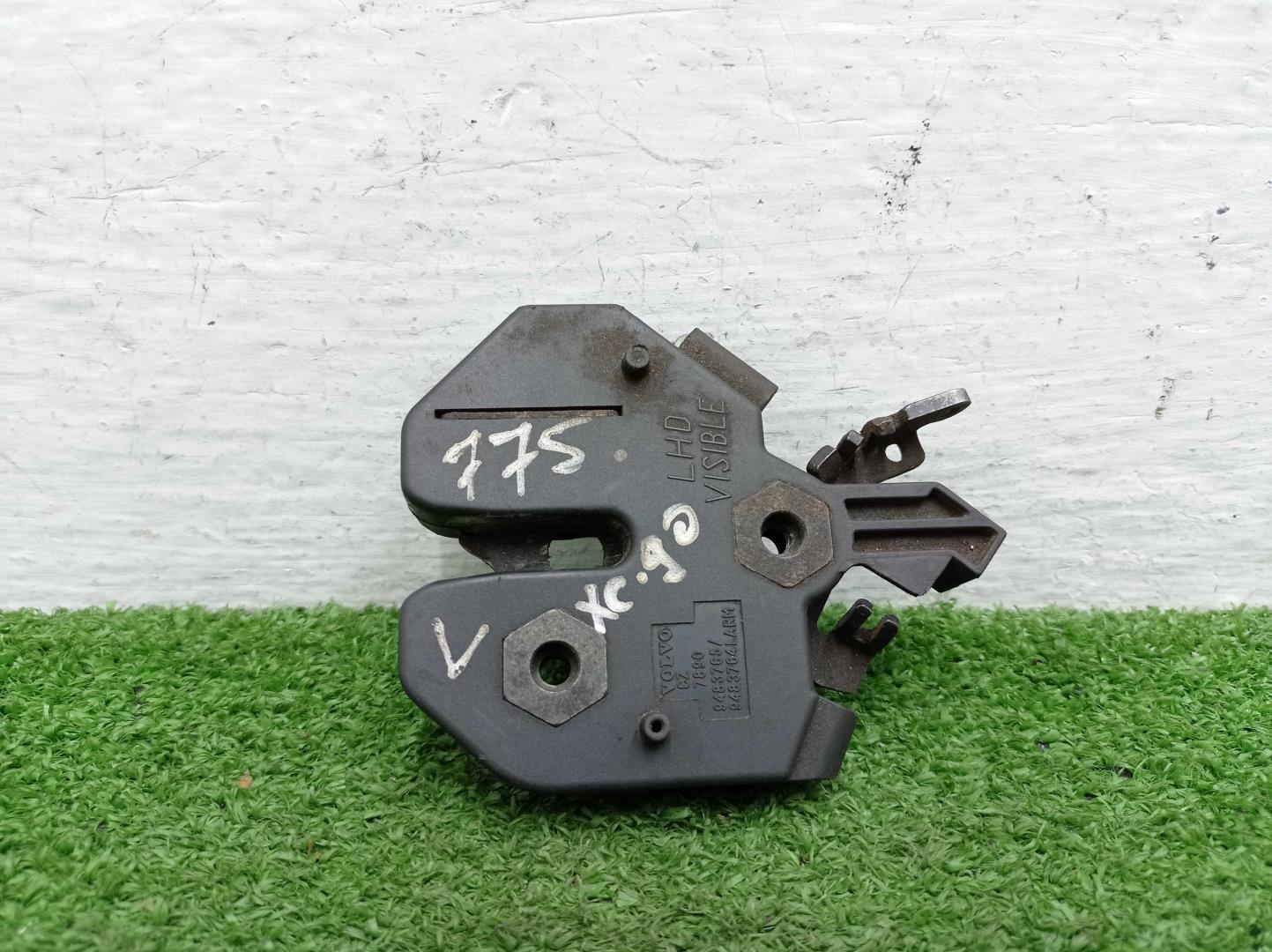 Замок капота