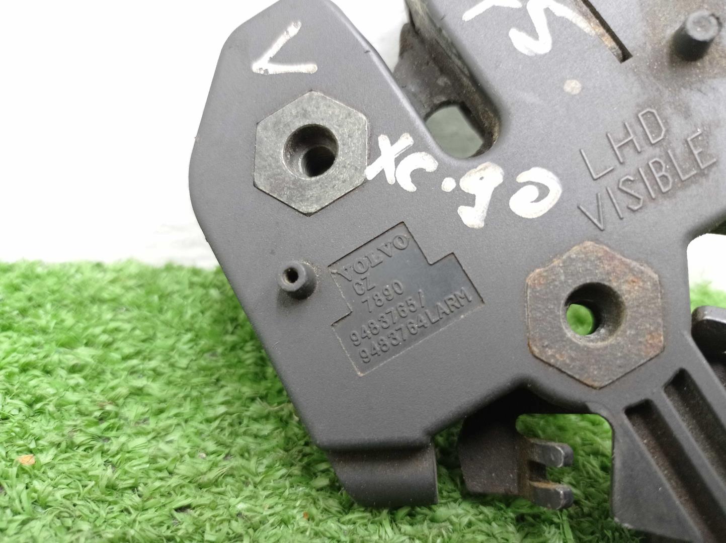 Замок капота