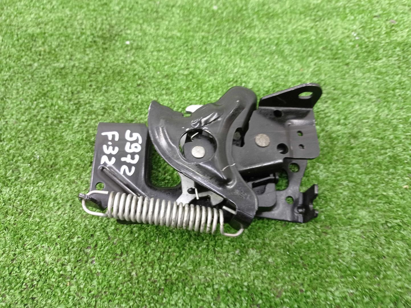 Замок капота