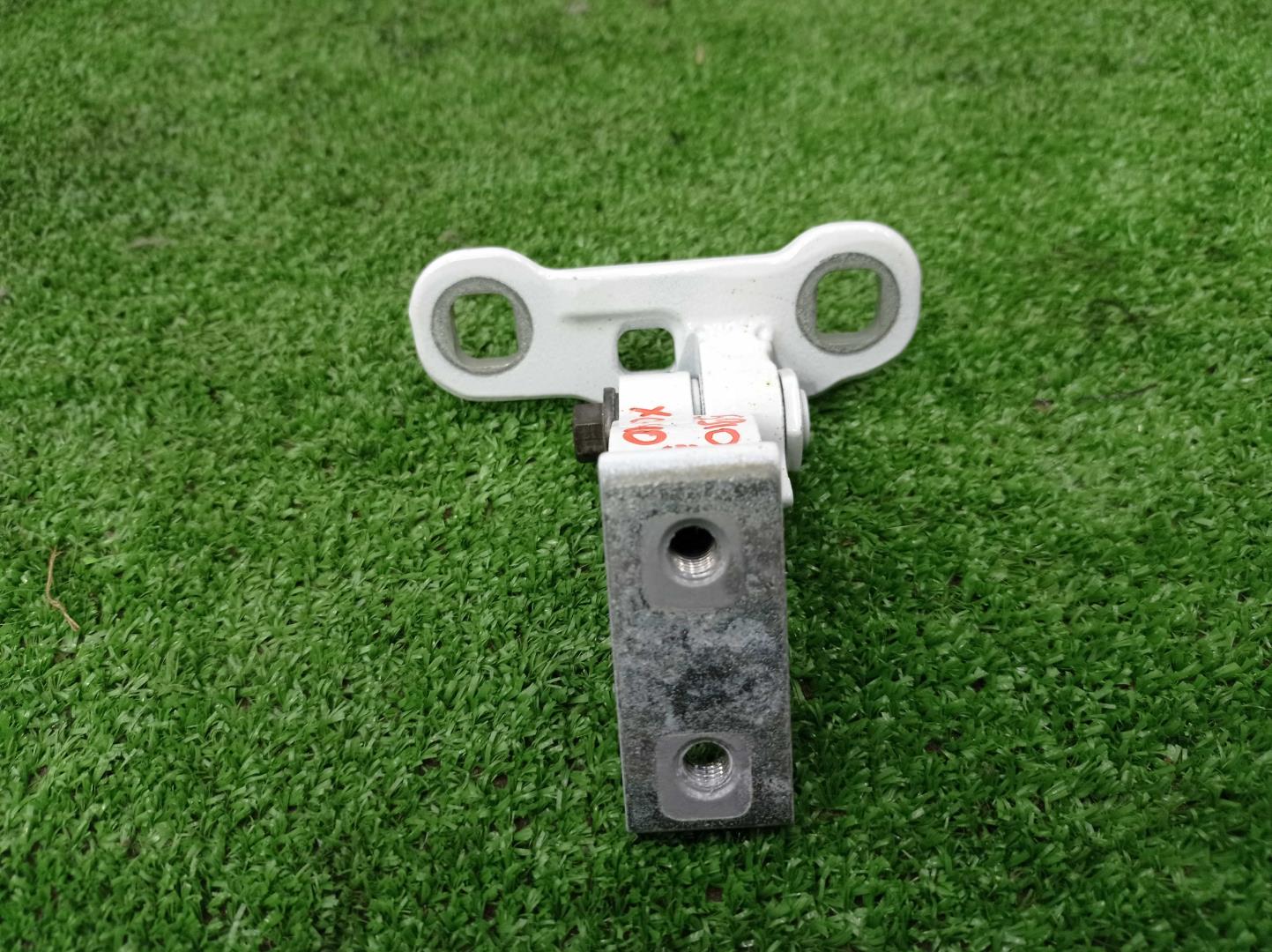 Петля двери