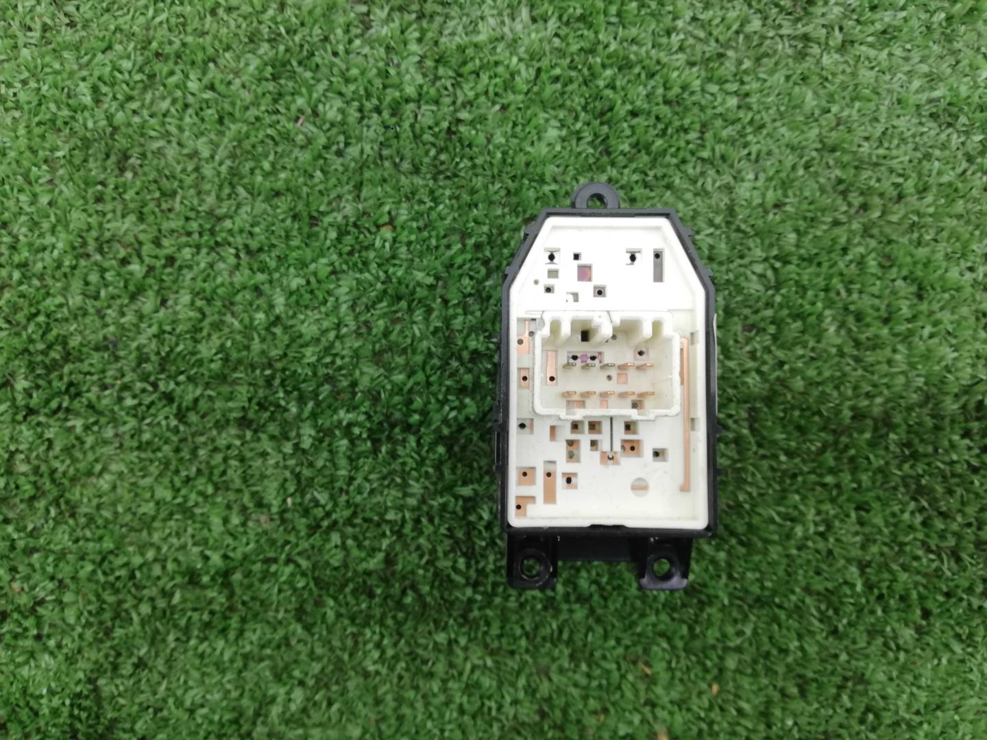 Кнопка регулировки зеркала