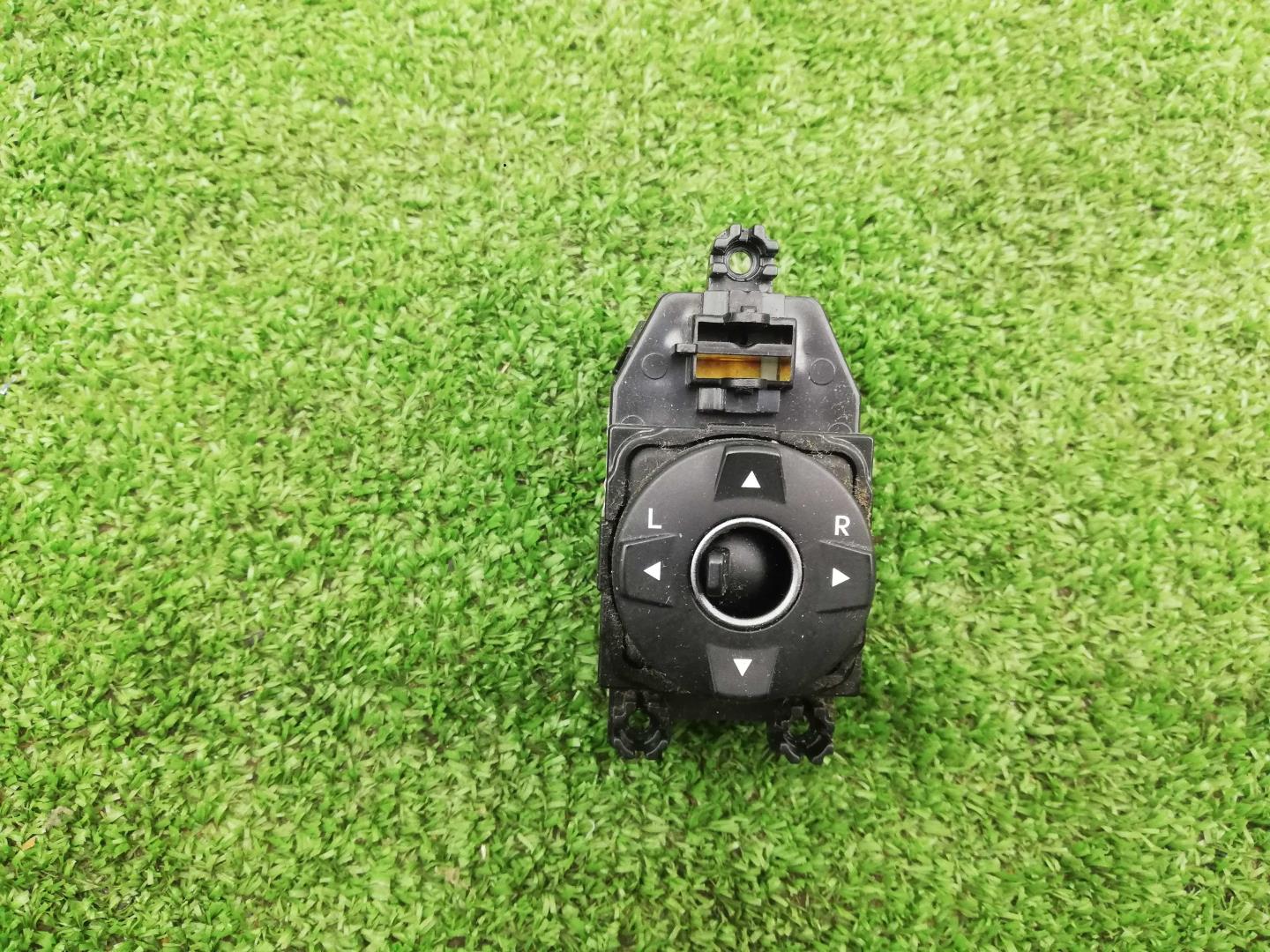 Кнопка регулировки зеркала