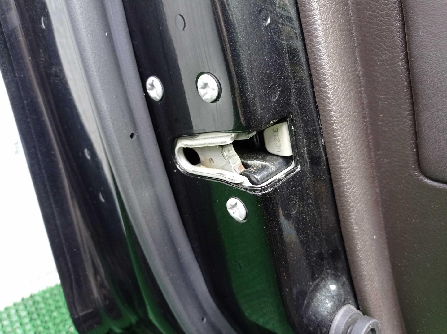 Замок двери передней левой