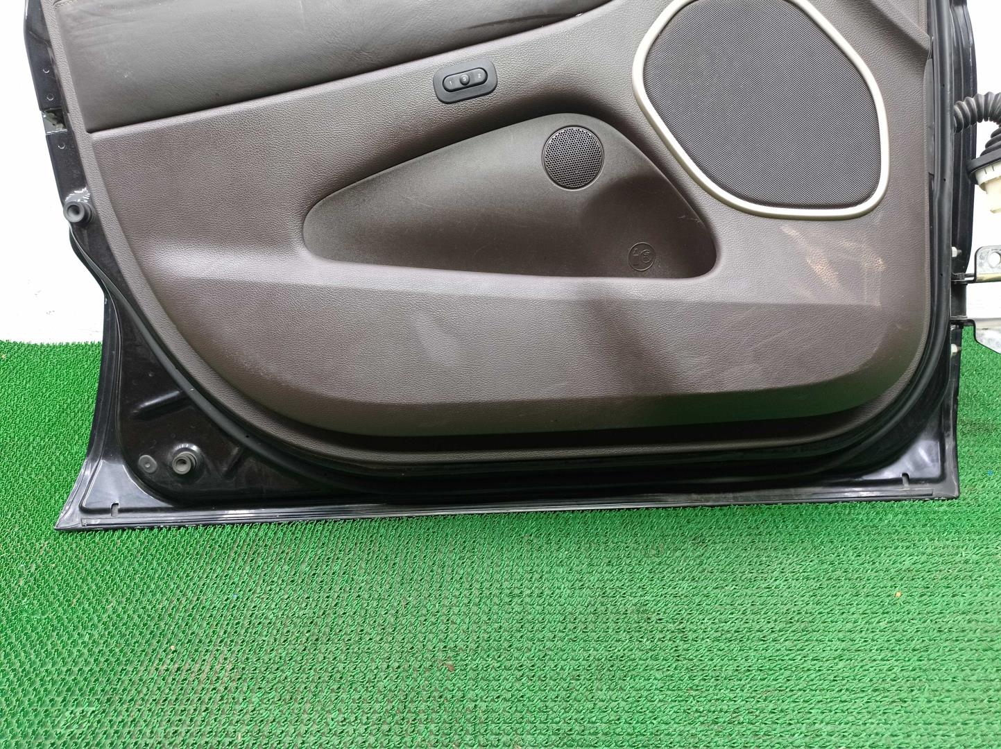 Замок двери передней левой