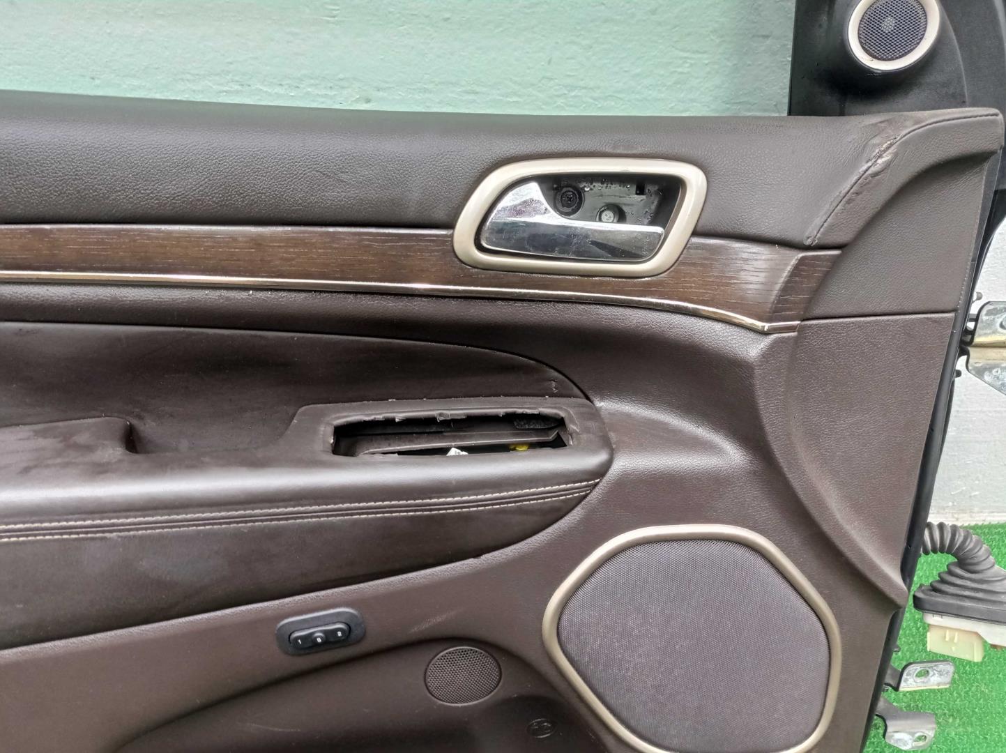 Замок двери передней левой