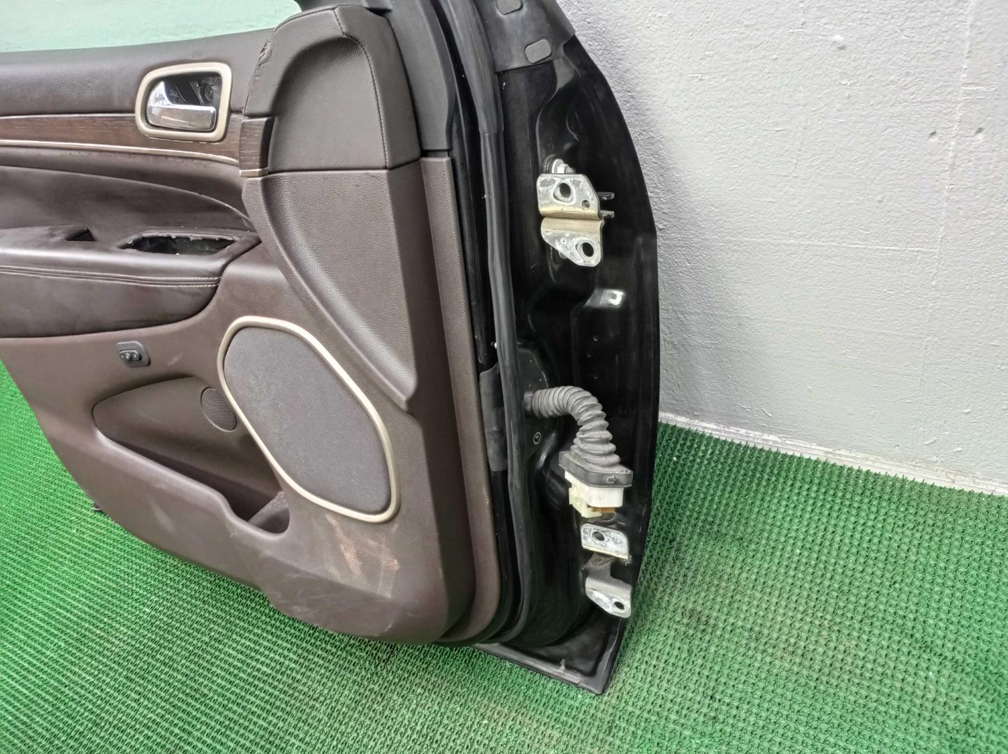 Замок двери передней левой