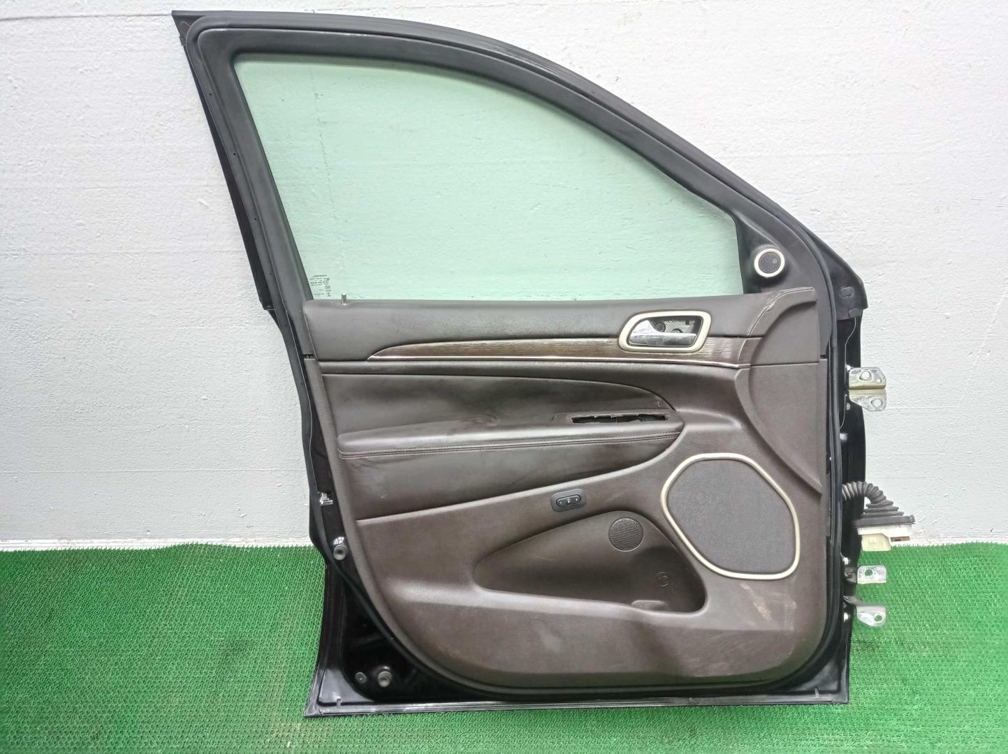 Замок двери передней левой