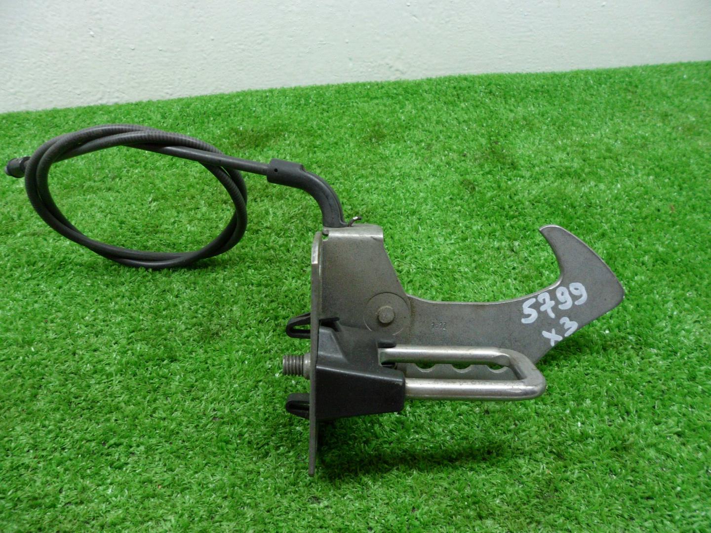 Замок капота