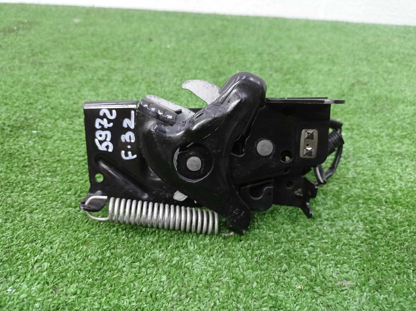 Замок капота