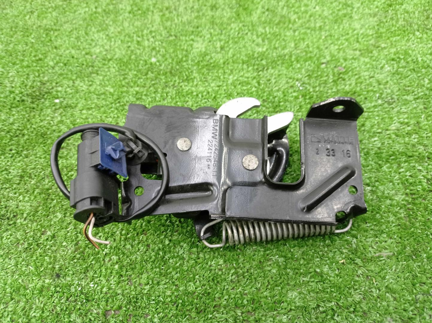 Замок капота