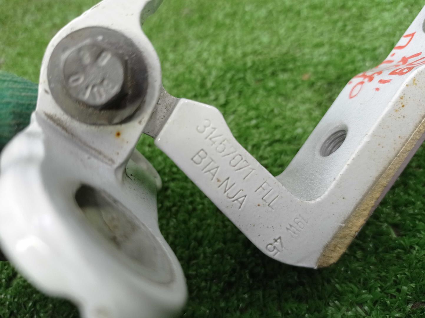 Петля двери передней