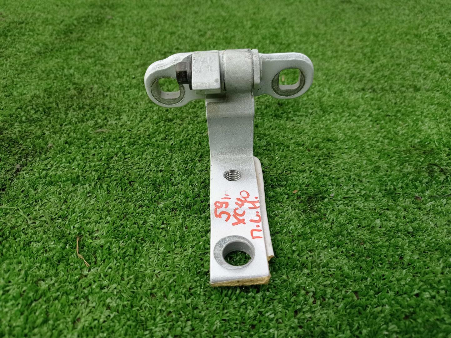 Петля двери передней