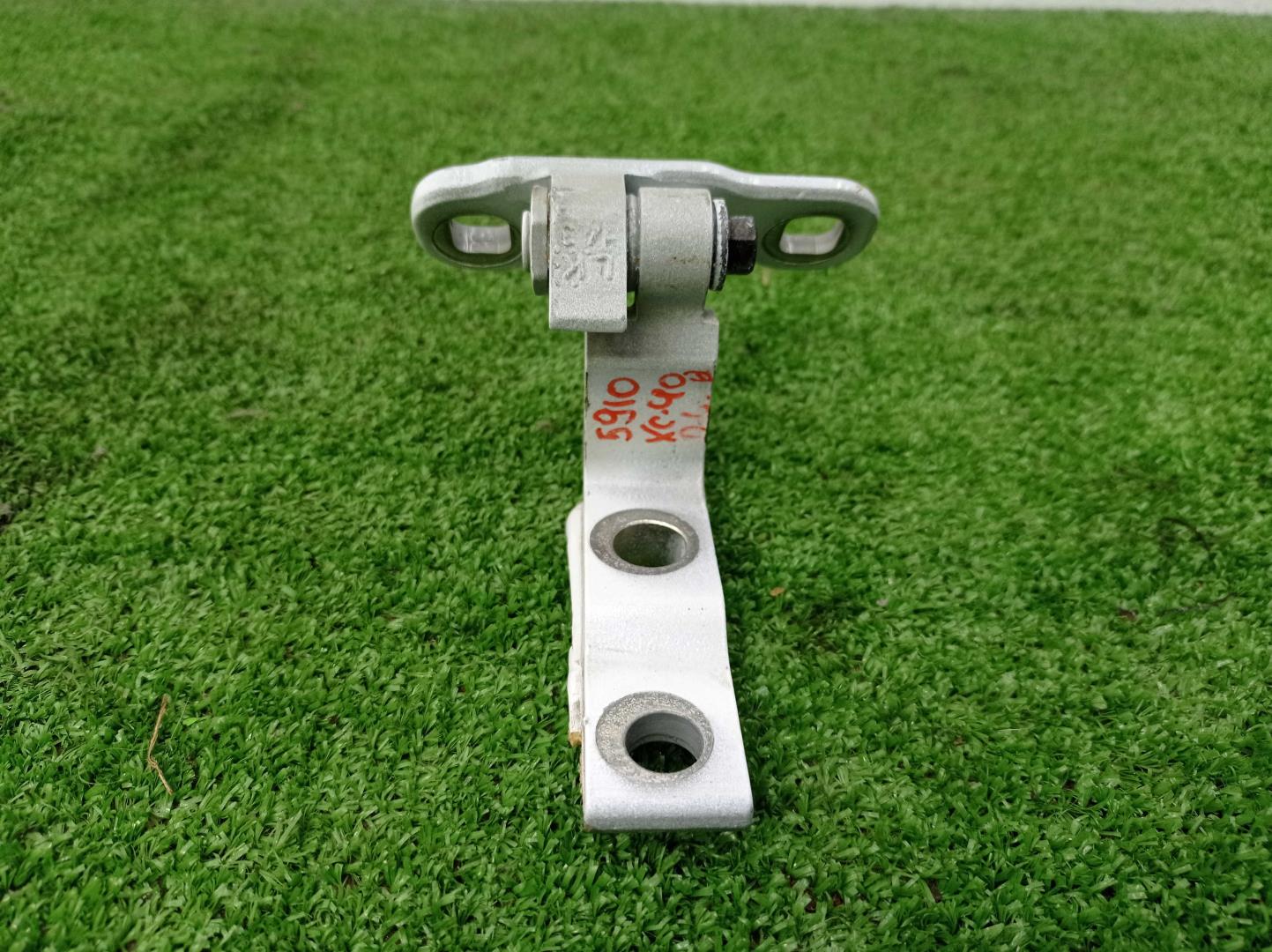 Петля двери передней