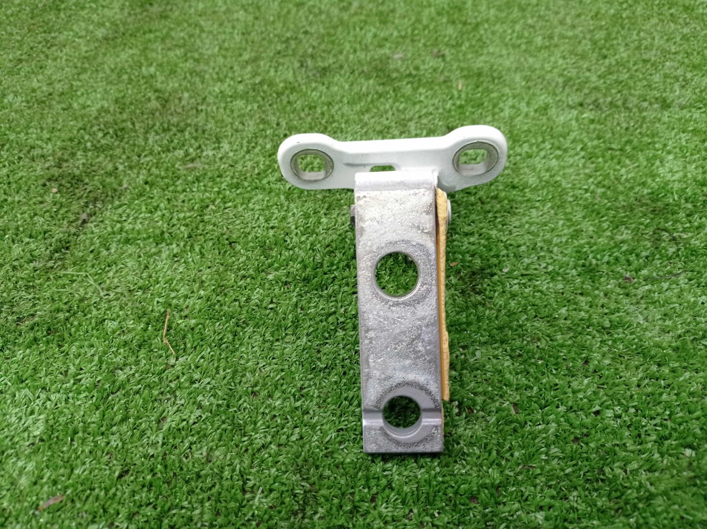 Петля двери передней