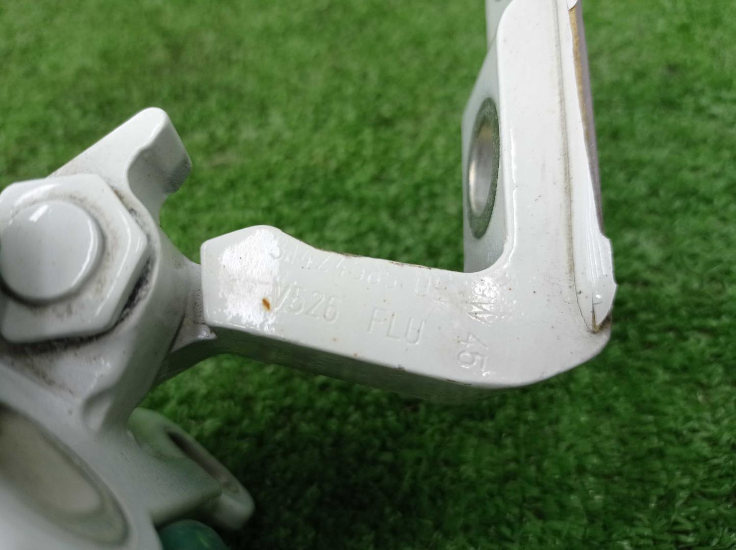 Петля двери передней