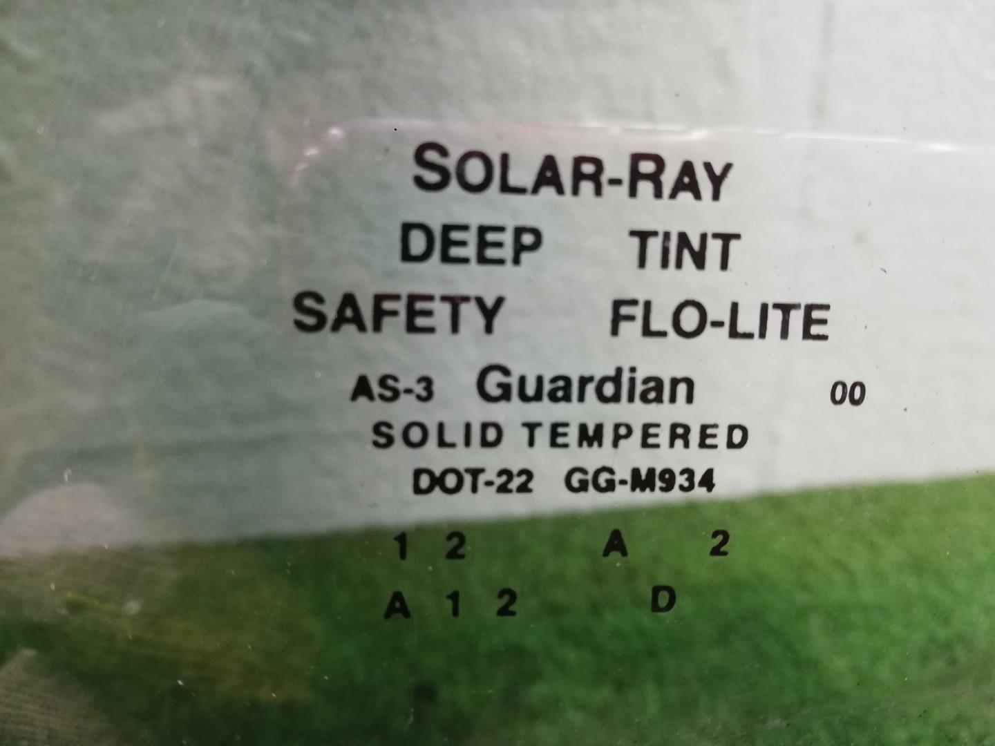 Стекло двери задней правой