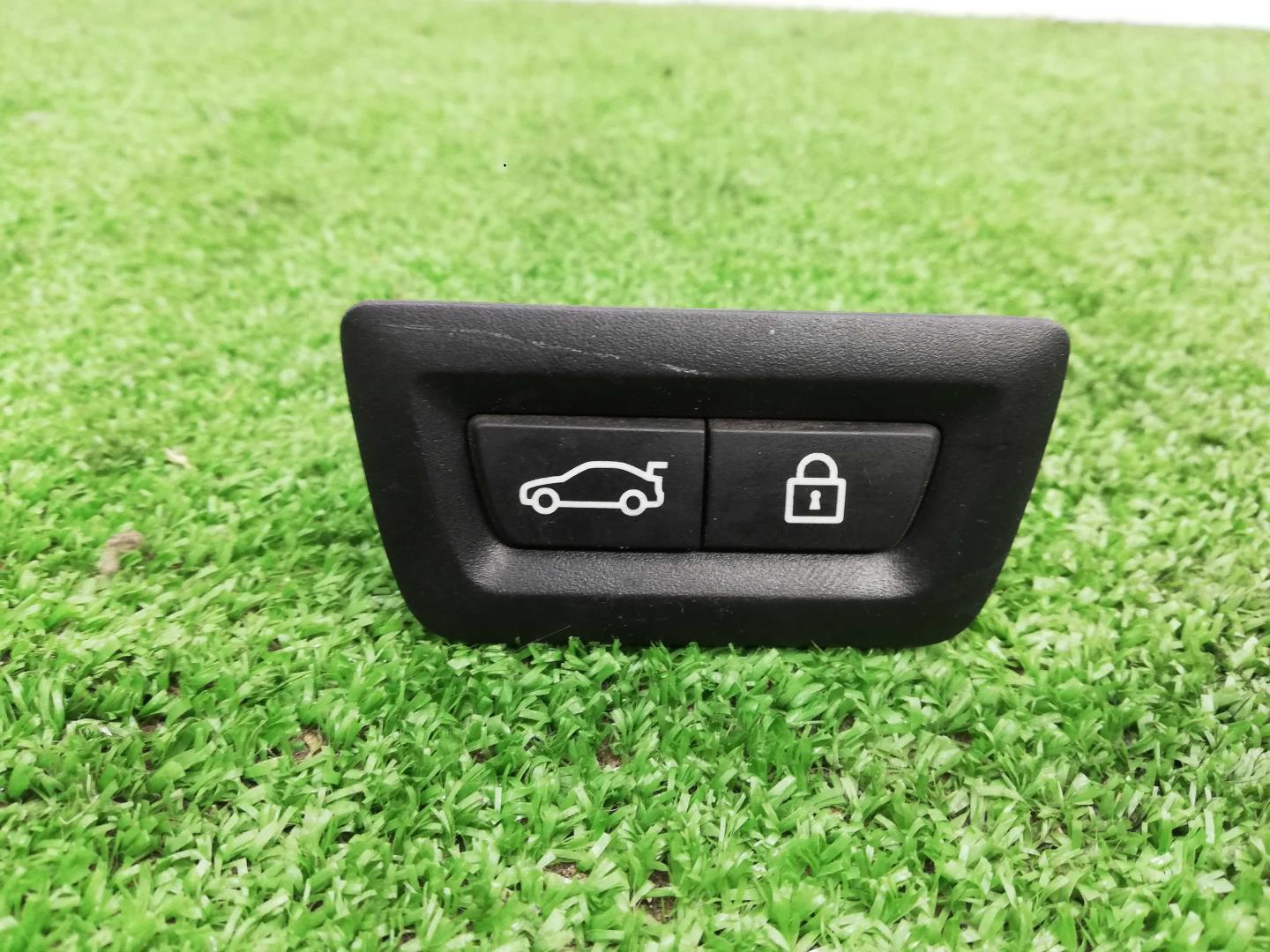 Кнопка открывания багажника