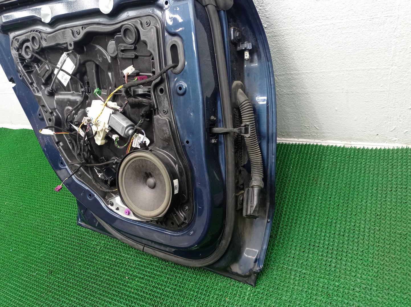 Стекло двери задней левой