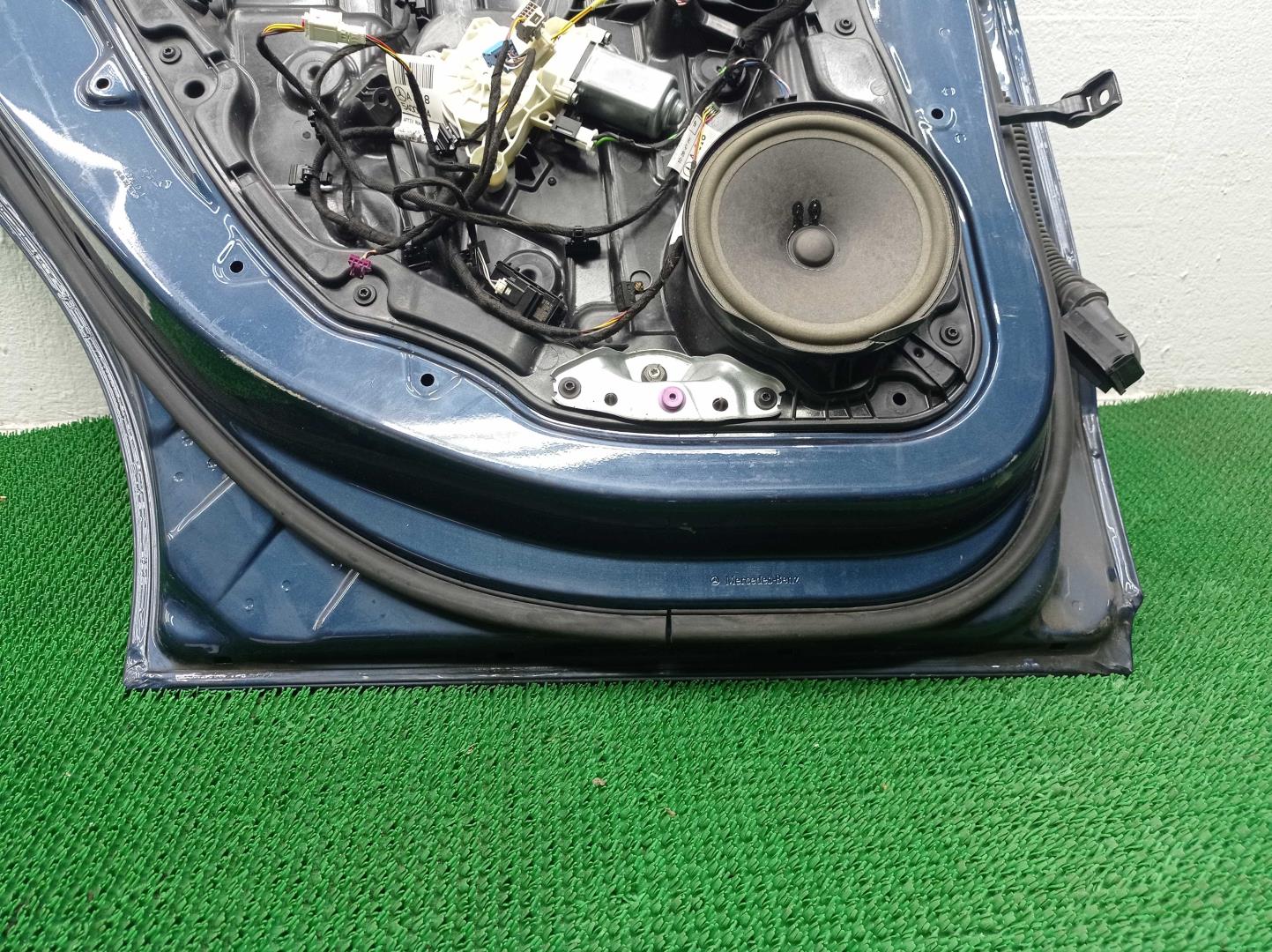 Стекло двери задней левой