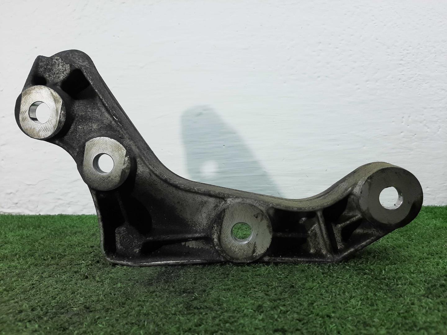 Кронштейн двигателя