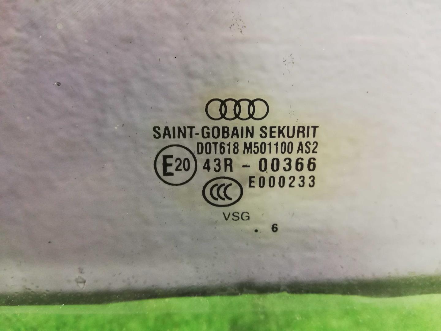 Стекло двери задней правой