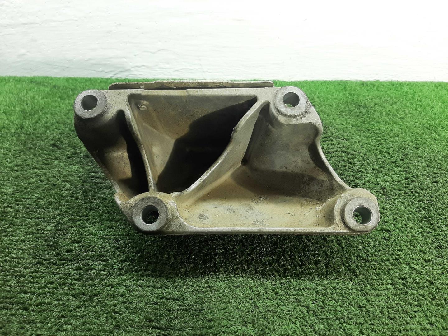 Кронштейн двигателя