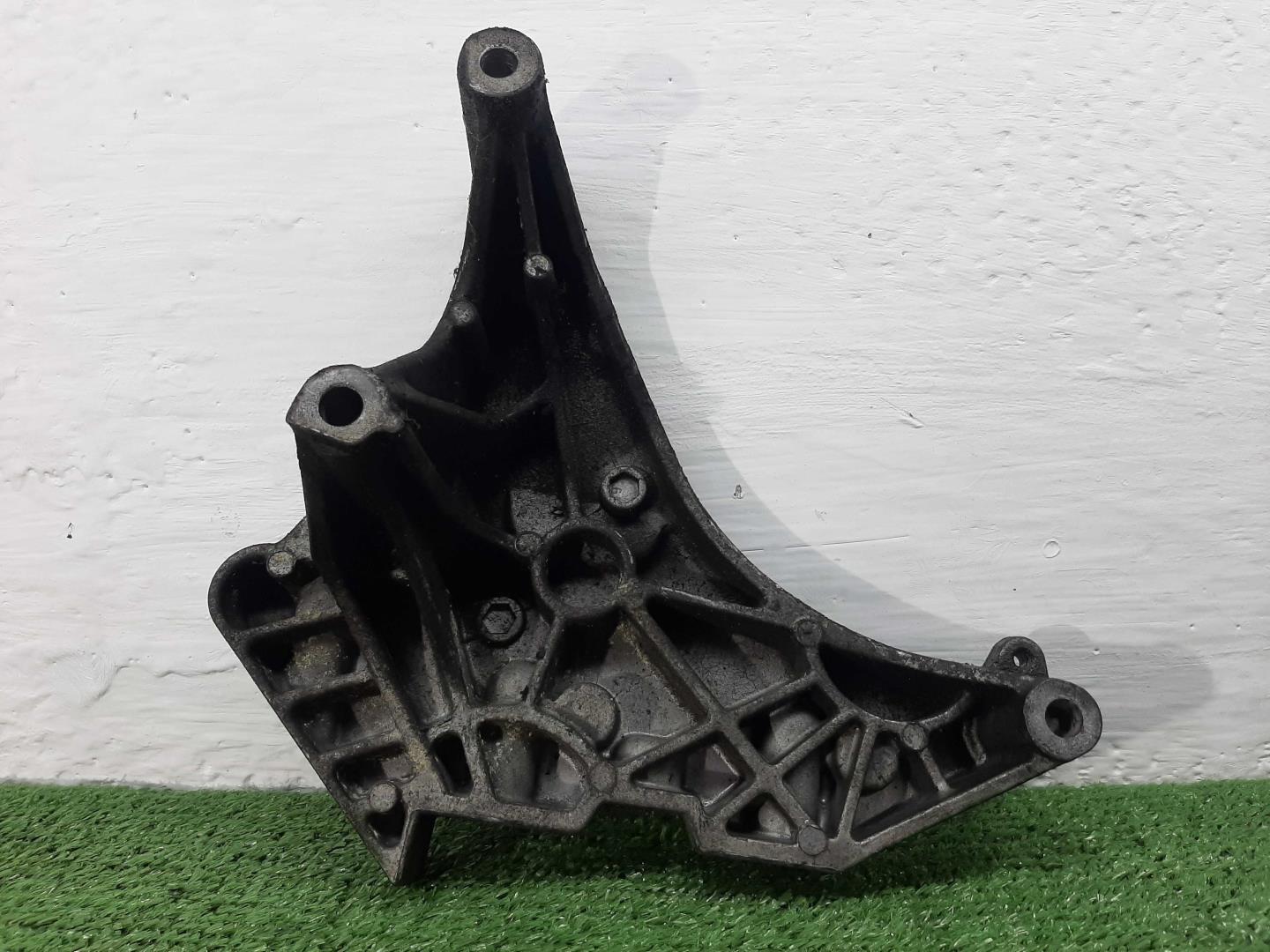 Кронштейн двигателя