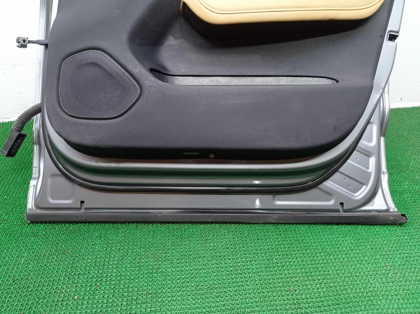 Стекло двери передней правой