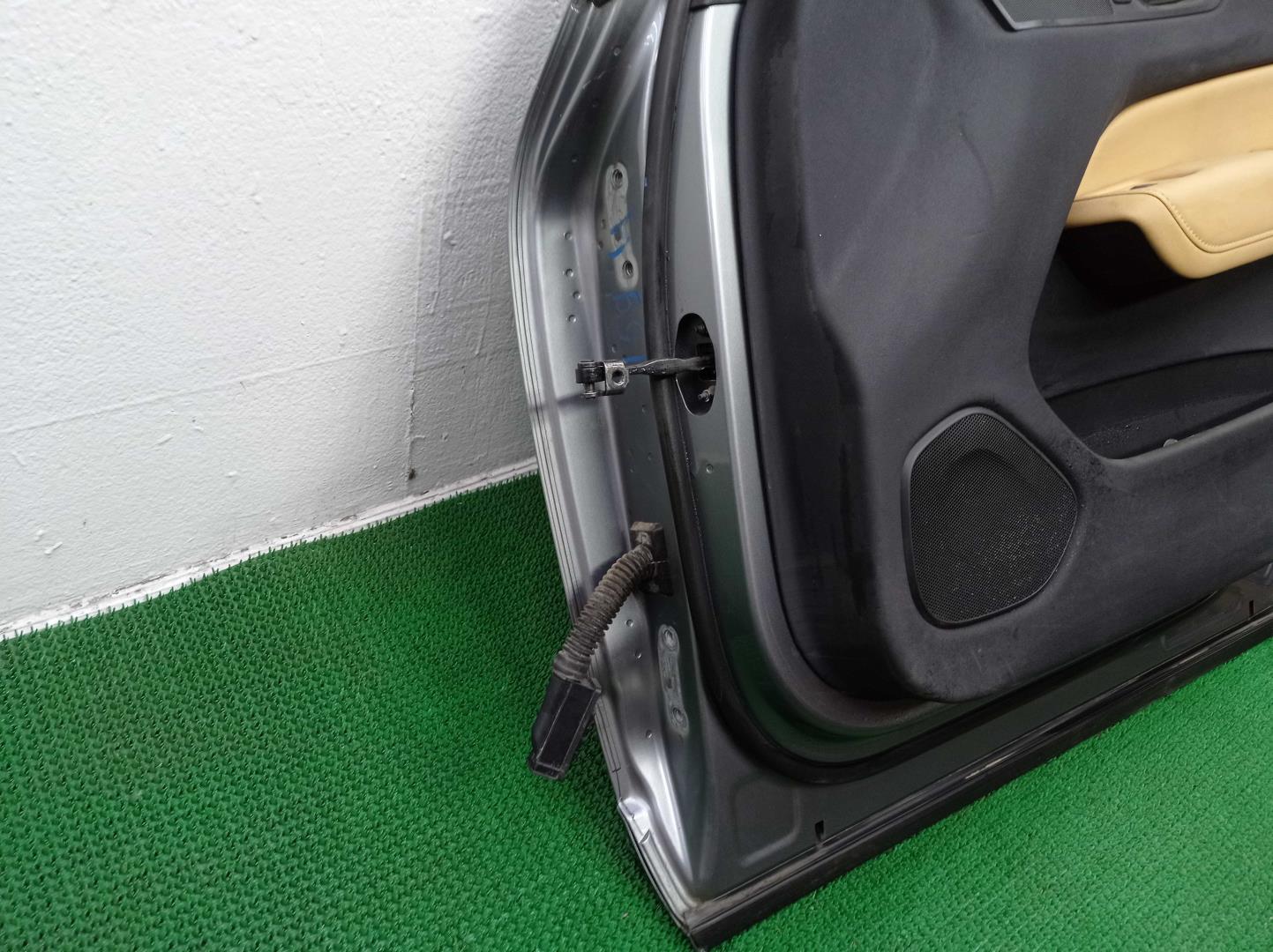 Стекло двери передней правой