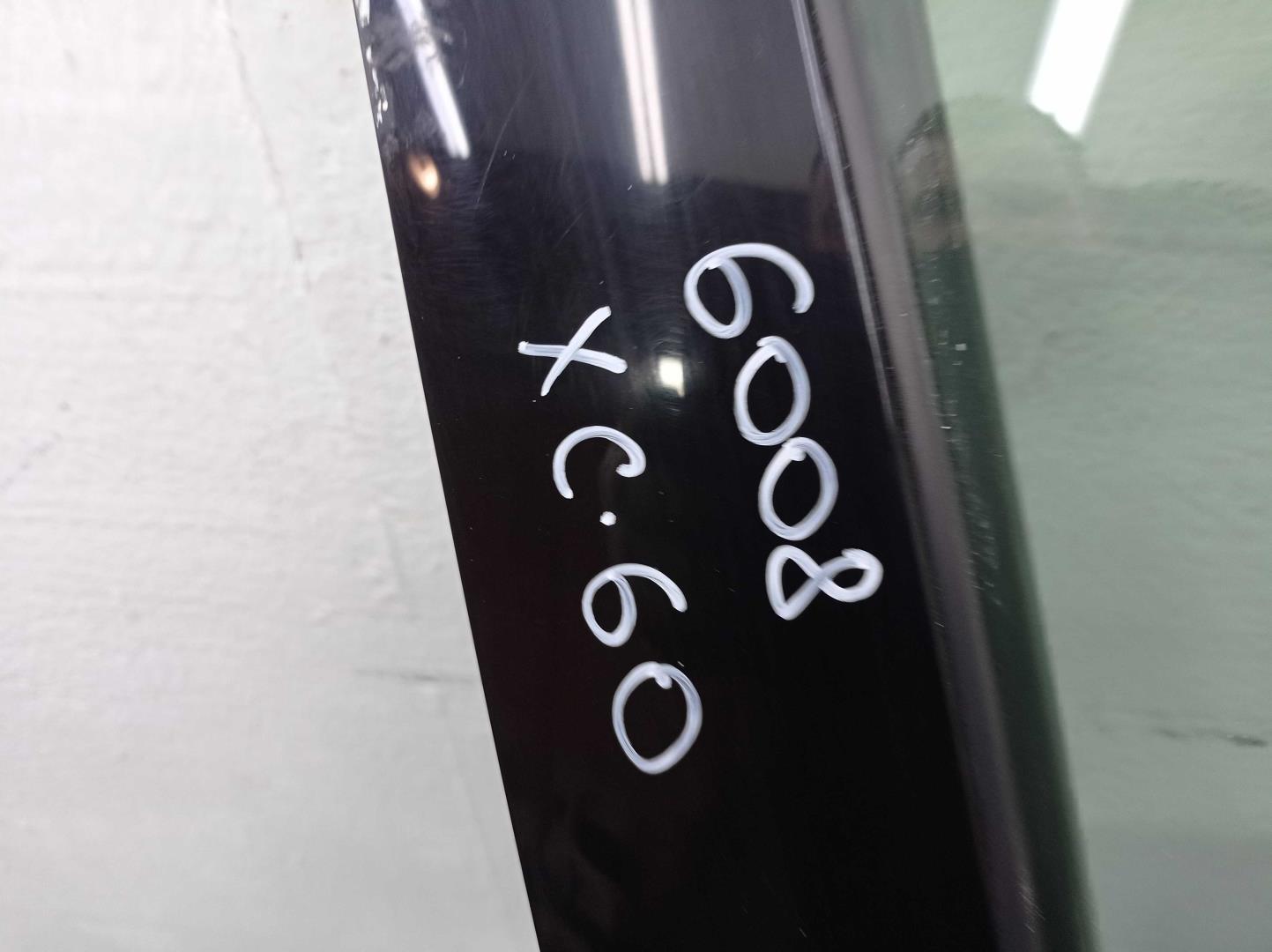 Стекло двери передней правой