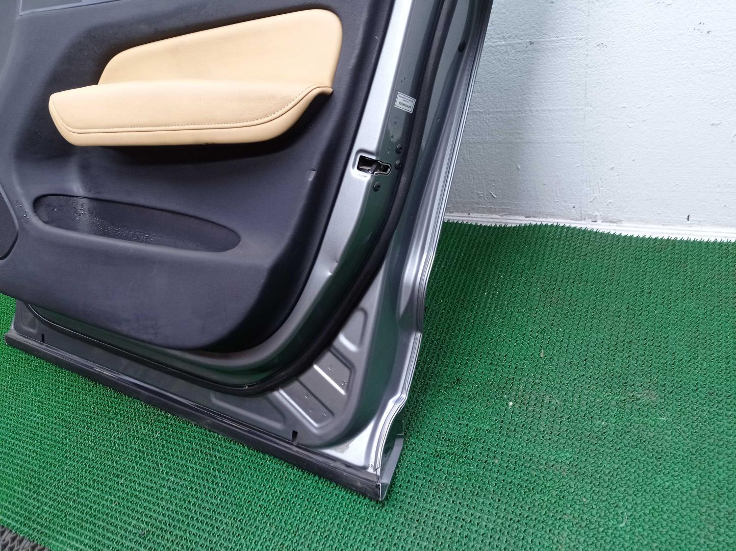 Стекло двери передней правой