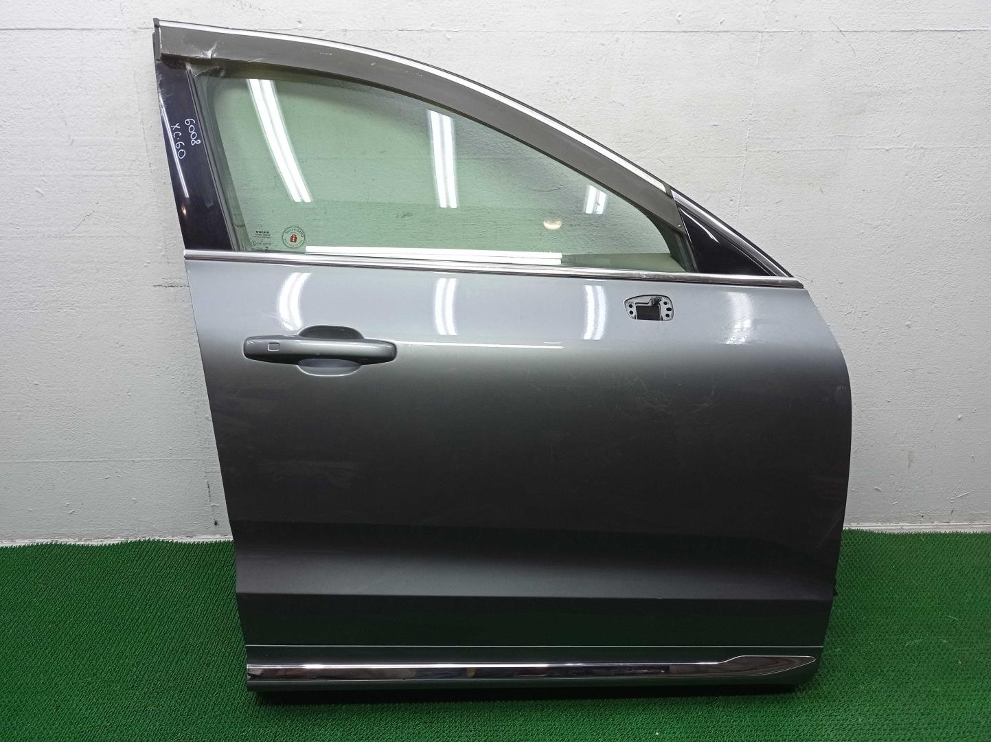 Стекло двери передней правой