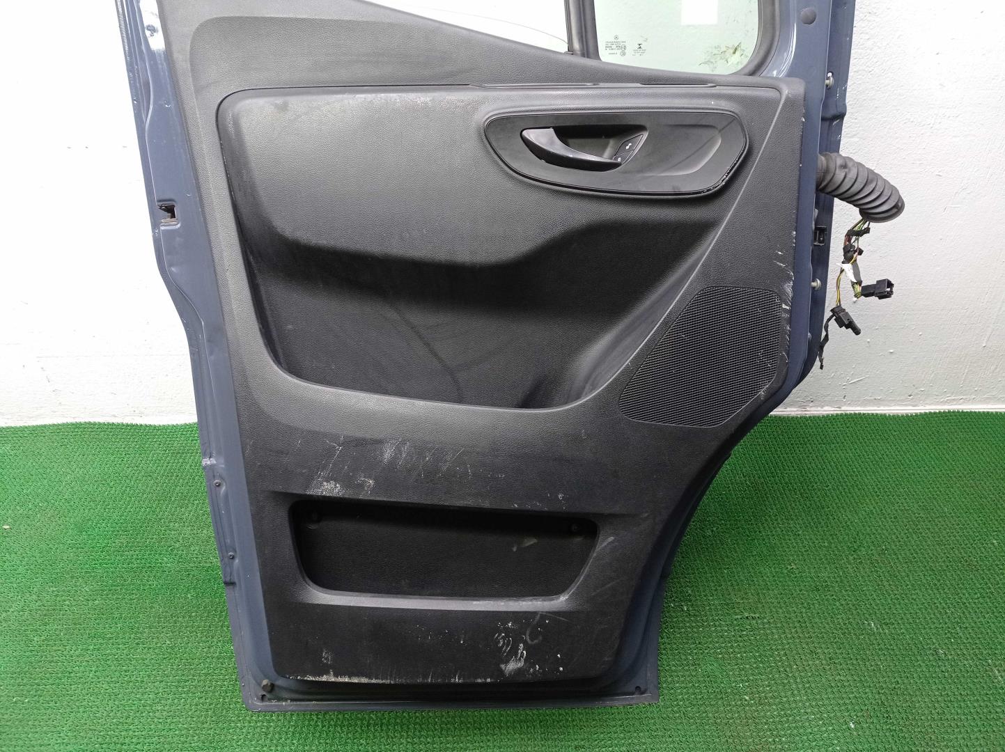 Замок двери передней левой