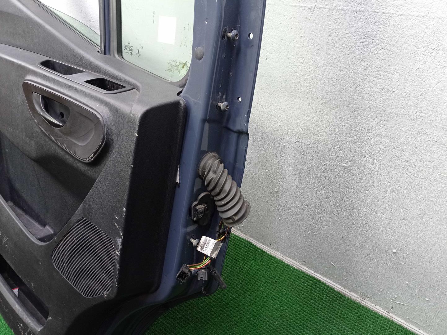 Замок двери передней левой