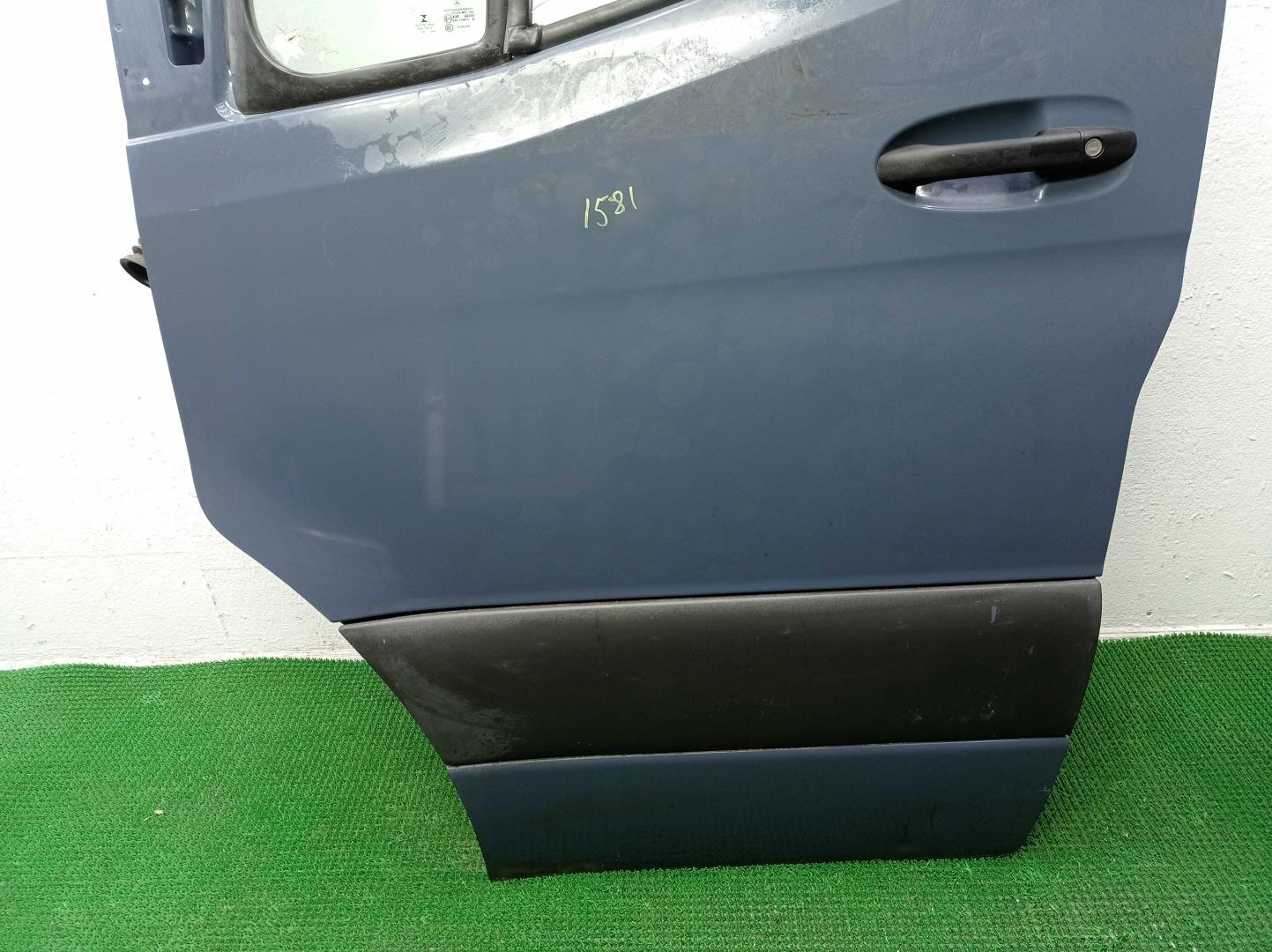 Замок двери передней левой