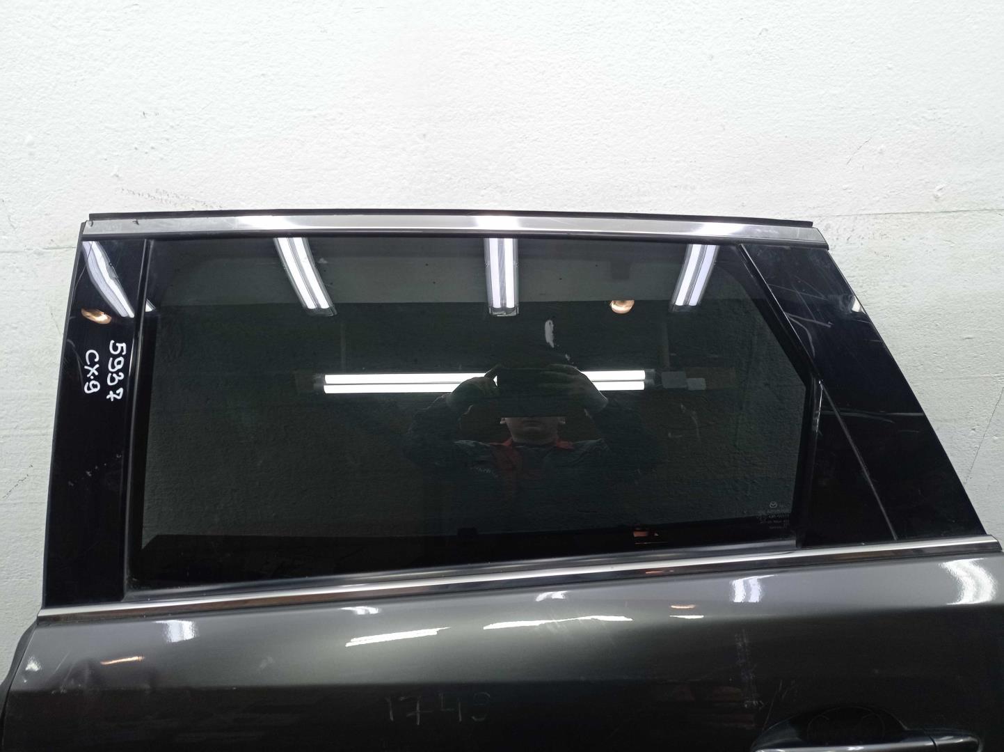 Стекло двери задней левой