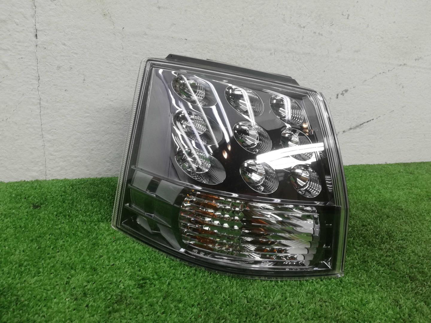 Фонарь задний наружный левый