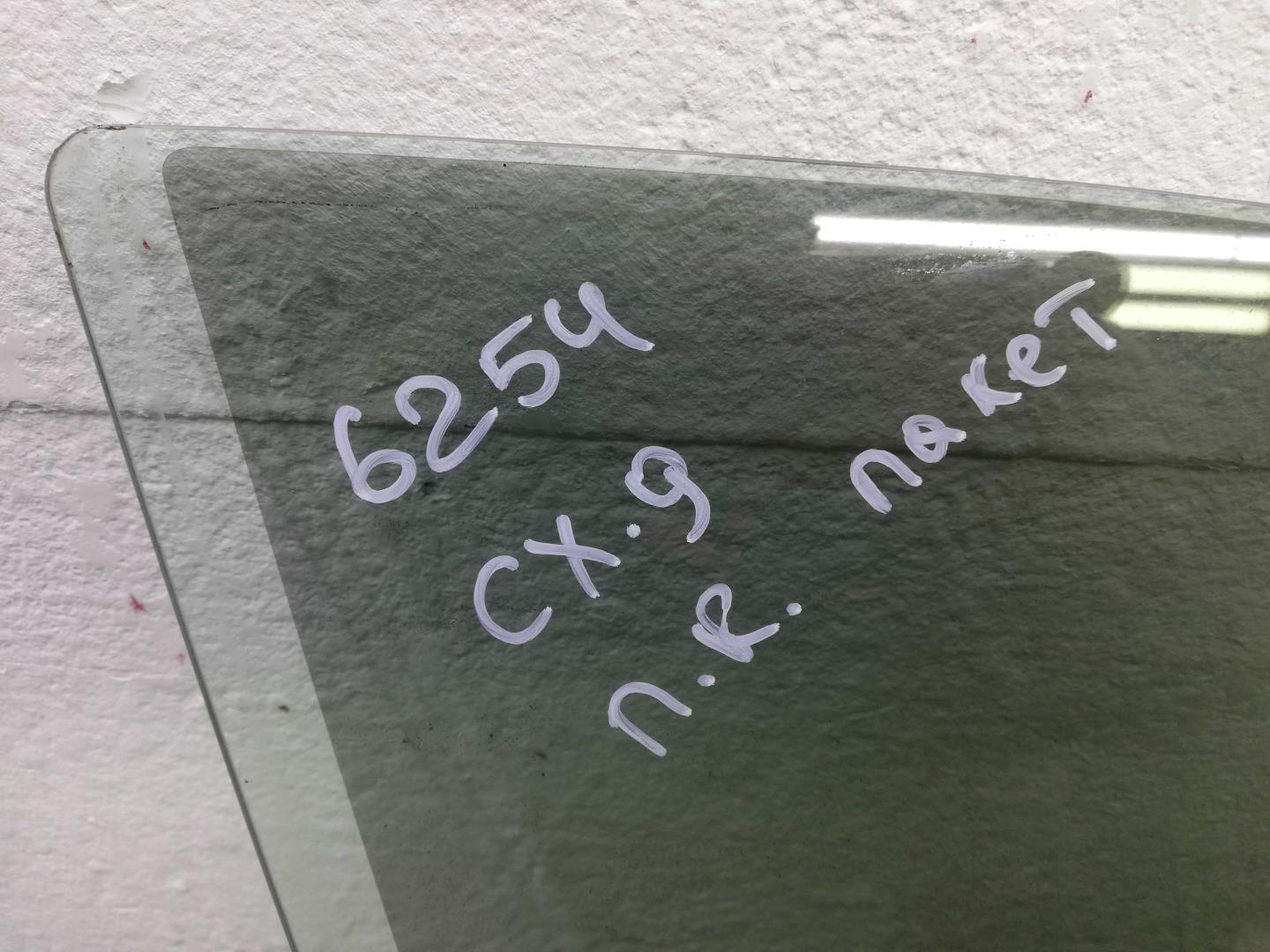 Стекло двери передней правой