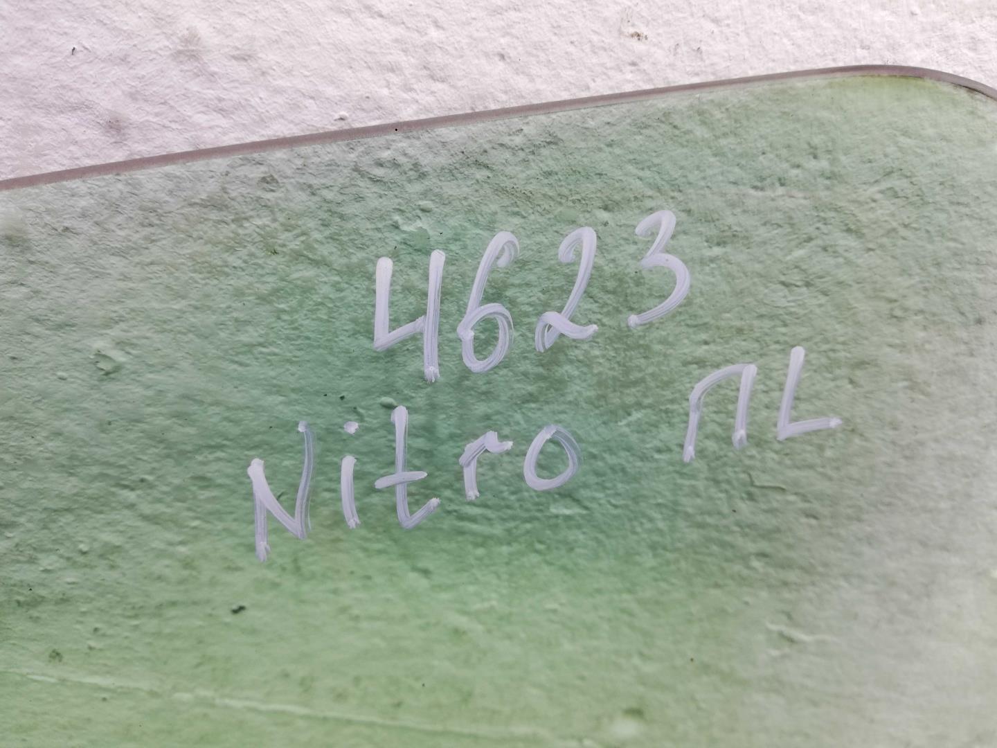 Стекло двери передней левой