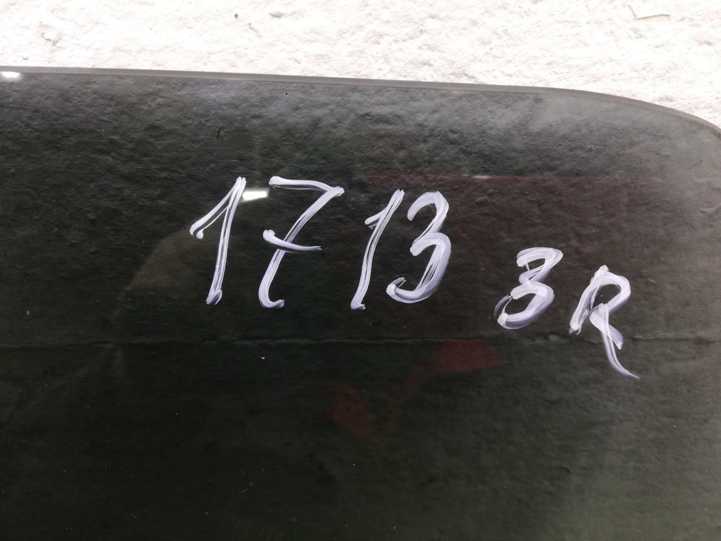 Стекло двери задней правой